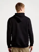 Buzo con capucha de corte clásico, color negro, con bolsillo frontal tipo canguro y puños acanalados.