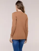 Cardigan de punto acanalado color verde, con bolsillos simulados y ribetes en contraste blanco en la apertura frontal, puños y bolsillos, de manga larga y diseño abierto.