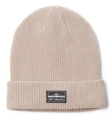 Gorro tipo beanie de tejido acanalado en color beige, con dobladillo y parche rectangular con el logo de la marca Columbia en el frente.