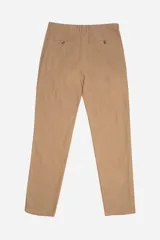 Pantalón de corte regular confeccionado en una mezcla de lino y algodón, con cierre de botón y bragueta, bolsillos laterales y traseros, y trabillas para cinturón.