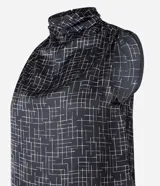 Blusa sin mangas de poliéster satinado color negro con estampado geométrico de líneas blancas y cuello alto drapeado.