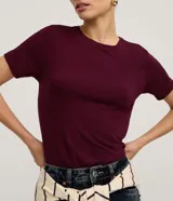 Blusa básica de viscosa color bordó, de corte ajustado, con cuello redondo y mangas cortas.