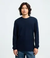 Remera de manga larga con cuello redondo y textura, de corte regular. Confeccionada en una mezcla de algodón, poliéster y viscosa.