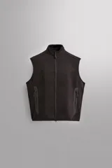 Chaleco negro de punto con interior de polar, cuello alto y cierre frontal con cremallera. Cuenta con bolsillos laterales con cierre. Zara Athleticz.