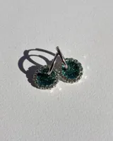 Par de aros de resina azul con borde de strass y arito de acero quirúrgico.