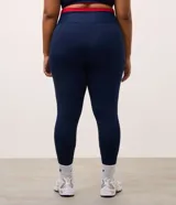 Legging deportiva Get Over de tiro alto, color azul marino con detalle de cintura elástica en color rojo. Confeccionada en tejido de microfibra elástica.