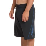 Short de baño negro Billabong Fluid 2K Pro, diseñado para rendimiento en surf y natación, con cordón ajustable en la cintura.
