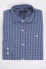 Camisa de manga larga Brooksfield con estampado de cuadros pequeños en azul y blanco. Presenta cuello clásico, cierre frontal con botones y logo bordado en el pecho.