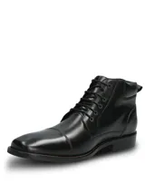Bota de vestir de cuero color negro, de caña corta con cordones y detalle de costuras en la puntera.