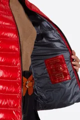 Campera puffer color beige claro, con capucha y cierre frontal.