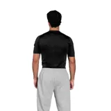 Remera deportiva azul marino de manga corta, corte ajustado y logo de Umbro estampado en el pecho.