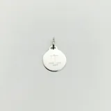 Dije circular de plata 925 con grabado central de una balanza de la justicia.