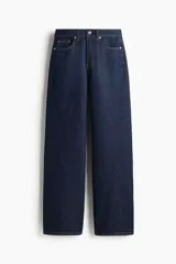 Pantalón jean de tiro alto y cinco bolsillos, confeccionado en denim de algodón rígido en color azul oscuro, con perneras amplias y corte holgado.