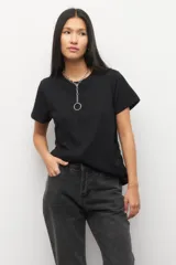 Remera blanca de algodón de manga corta, con frunces en los laterales y corte asimétrico.