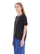 Remera verde de algodón lavado, con cuello redondo, mangas cortas y corte oversized.