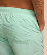 Bermuda de microfibra color salmón, con cintura elástica ajustable con cordón y aberturas laterales en el ruedo.