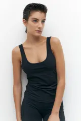 Musculosa deportiva negra de lycra con espalda deportiva.