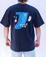 Remera azul marino de manga corta con cuello redondo y logo bordado en el pecho.