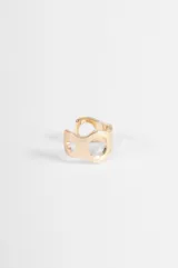 Earcuff dorado de diseño abierto con detalles calados circulares de diferentes tamaños.