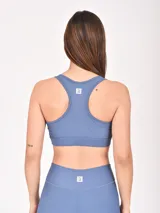 Top deportivo negro con breteles anchos y abertura en el centro del pecho.