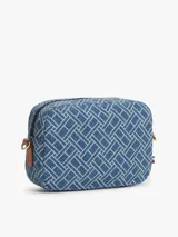 Cartera cruzada estilo cámara de Tommy Hilfiger, confeccionada en denim de algodón con estampado de monograma TH y detalles en cuero vacuno. Cuenta con cierre principal y herrajes metálicos dorados, incluyendo el monograma TH en el frente. Posee correa ajustable y extraíble.