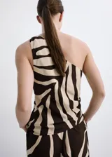 Top asimétrico de viscosa con diseño estampado animal print tipo zebra, de un solo hombro con tirante fino.