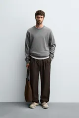 Jersey de punto de cashmere con corte regular fit, cuello redondo y manga larga. Presenta acabados en rib en puños y ruedo.