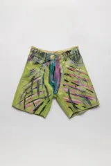 Bermuda de cuero color verde con estampado artístico abstracto en tonos rosa, negro, celeste y violeta.