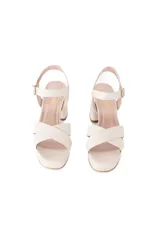 Sandalias de cuero color off white con tiras cruzadas en la parte delantera, plataforma y taco ancho cuadrado. Cuenta con tira ajustable al tobillo con hebilla metálica dorada.