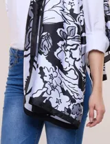 Pashmina de satén con estampado floral en tonos negros, grises y blancos, marca Jessica McClintock.