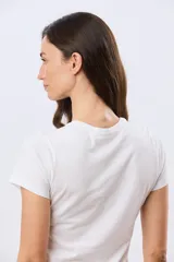 Remera básica de algodón color negro, con cuello redondo y mangas cortas de corte clásico.
