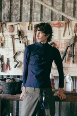 Remera térmica azul marino de manga larga, confeccionada en jersey de algodón grueso con vivos en contraste color verde y logo bordado.