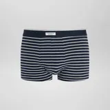 Pack de tres boxers de algodón elástico con cintura elástica con logo. Incluye un boxer azul marino con estampado geométrico, un boxer azul marino con rayas horizontales blancas y un boxer blanco con rayas horizontales azul marino.