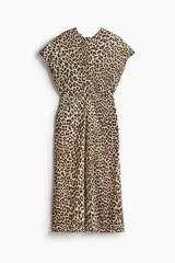Vestido midi con estampado animal print de leopardo, cuello redondo, mangas cortas y cintura entallada con falda de caída suave.
