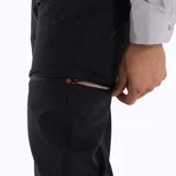 Pantalón de trekking desmontable color negro, con diseño funcional que permite convertirlo en short. Cuenta con cintura elástica, cinturón ajustable integrado, múltiples bolsillos con cierre y detalles reflectantes.