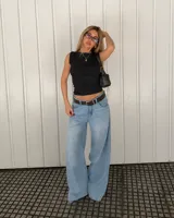 Remera negra sin mangas, con cuello redondo y diseño ajustado al cuerpo.