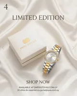 Reloj analógico de pulsera con movimiento de cuarzo japonés, caja de metal y malla de eslabones combinada en tonos plateado y dorado. Presenta un bisel decorado con cristales y esfera minimalista con índices.