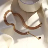 Gargantilla dorada estilo red de acero quirúrgico con baño de oro 18k.