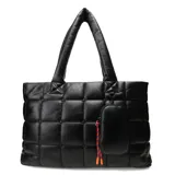 Bolso tipo shopper negro con diseño acolchado capitoné y monedero extraíble con cordón bicolor.