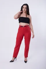 Pantalón de vestir rojo de lino, de corte recto y tiro alto.