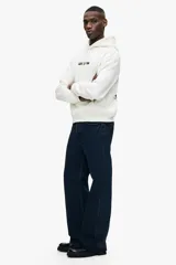 Canguro de algodón con capucha y cordones ajustables, bolsillo frontal tipo canguro, hombros caídos y puños acanalados. Presenta un estampado frontal con el logo de Ford GT.