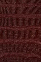 Suéter de punto con acabado metalizado, color café, con diseño de rayas horizontales texturizadas. Presenta cuello barco, mangas tipo murciélago y un bajo ajustado.