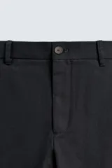 Pantalón de corte recto confeccionado en tejido compacto de algodón con estructura twill. Presenta cierre frontal con cremallera y botón, bolsillos laterales y bolsillos traseros de vivo con botón.