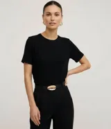 Blusa básica de viscosa color bordó, de corte ajustado, con cuello redondo y mangas cortas.