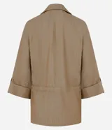 Campera tipo parka de la marca Marfinno, confeccionada en mezcla de algodón, viscosa y lino en color beige. Presenta cuello camisero, cierre frontal con botones, bolsillos con solapa en el pecho y cintura ajustable con cordón y lazo. Las mangas son largas con puños abotonados.