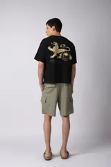 Bermuda cargo de lino y rayón color blanco, con bolsillos laterales tipo cargo, cintura elástica con cordón ajustable y calce relajado.