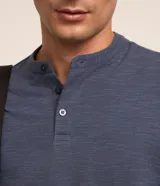 Remera azul de algodón con textura, cuello padre con botones y mangas cortas.