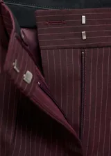 Pantalon de vestir de corte recto y tiro medio, confeccionado en tejido con diseño de raya diplomática. Cuenta con cierre oculto de botón, gancho y cremallera, y bolsillos de ribete en la parte posterior.