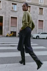 Bermuda de tiro alto en denim azul oscuro, corte ancho tipo culotte, con pinzas delanteras y pespuntes en color caramelo.