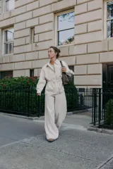 Pantalón blanco de tiro alto con pierna ancha y cordón ajustable en la cintura. Presenta bolsillos laterales y falsos bolsillos de vivo en la parte trasera.